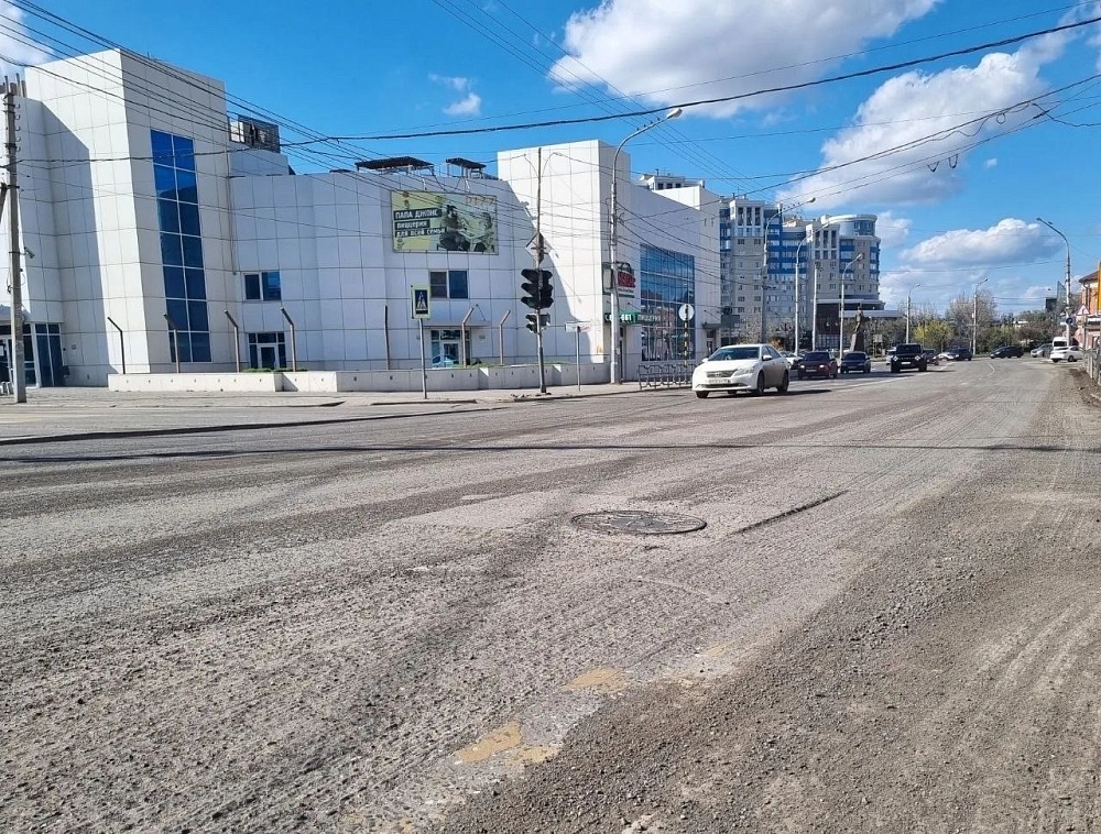 Дорожники начали ремонтировать одну из самых загруженных улиц Астрахани