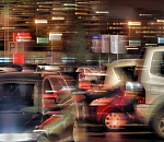 В Астрахани смельчак гулял среди потока машин