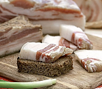 Астраханец, укравший кусочек сала за 18 рублей, заплатил за это тысячу