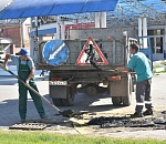 В Астрахани прочищают ливневку, ставят на место ворованные решетки