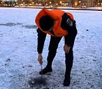 На внутренних водоемах Астрахани лед продолжает быть меньше необходимой толщины для хождения по нему