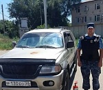 Астраханский пристав спас автомобиль, припаркованный девушкой у отделения и задымившийся 