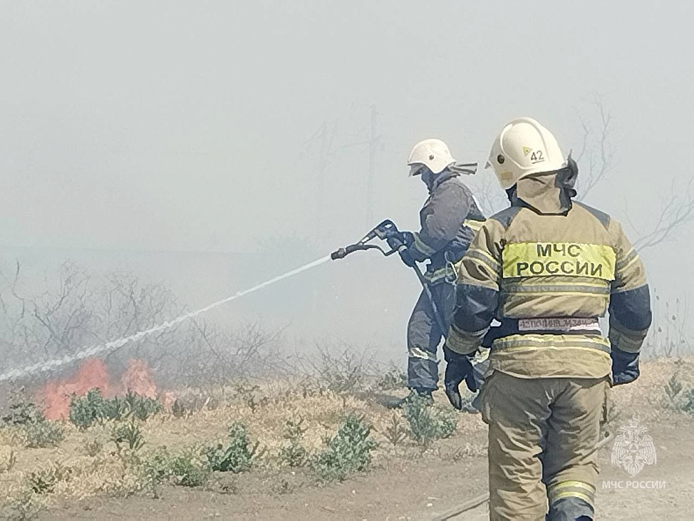 Серьезный пожар бушует под Астраханью, к тушению привлекли пожарный поезд