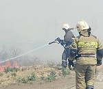 Серьезный пожар бушует под Астраханью, к тушению привлекли пожарный поезд