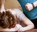 В Астраханской области мужчина избил сожительницу и насильно удерживал ее дома