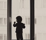 В Астрахани двухлетний мальчик, выпавший из окна восьмого этажа, выжил