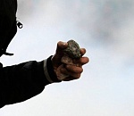 Пьяный астраханец разговаривал с автомобилем и бил его камнем