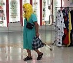 Астраханцы заинтересовались полом блондинки, гуляющей по магазину