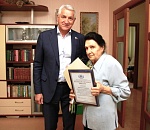 Депутат Госдумы Леонид Огуль поздравил с 90-летием астраханку Прасковью Сазонову