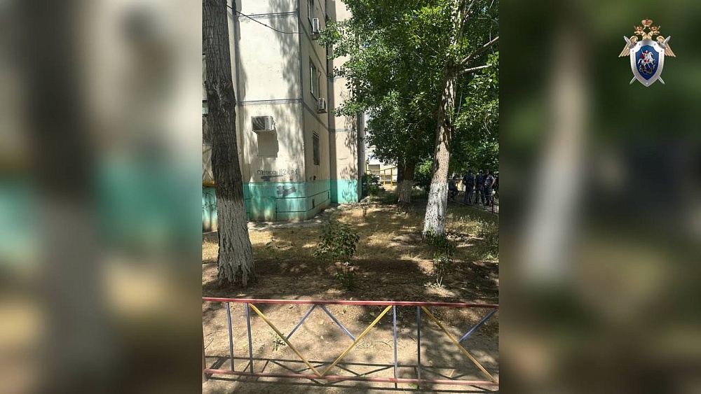 На улице Софьи Перовской в Астрахани из окна выпал ребенок