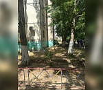 На улице Софьи Перовской в Астрахани из окна выпал ребенок