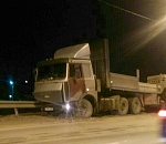 На астраханской трассе грузовик с бетонными плитами въехал в ограждение 