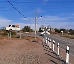 В Ахтубинске у ЖД переезда поставили макет повреждённого в ДТП автомобиля