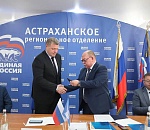 Астраханскому губернатору Игорю Бабушкину вручили удостоверение члена Высшего совета партии «Единая Россия»