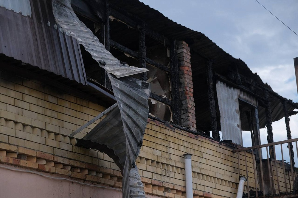Несколько семей остались без крыши над головой из-за крупного пожара под Астраханью