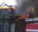 В Астрахани в районе рынка Большие Исады крупный пожар: горят два жилых дома