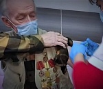 81-летний блокадник из Астрахани второй раз привился от коронавируса 