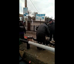 В Астрахани водитель маршрутки купил рыбу на рынке прямо во время движения (ВИДЕО)