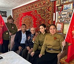 Астраханские артисты поздравили с Днем Победы 103-летнего ветерана 