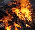 В Астрахани крупный пожар: сгорел двухэтажный заброшенный дом