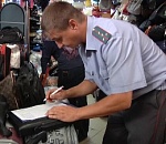 Продавцы астраханских рынков, завидев полицейских, закрывают свои отделы