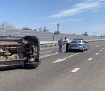 Астраханские полицейские вытащили водителя из перевернувшегося автомобиля