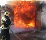 В Астрахани сгорел гараж с двумя автомобилями