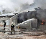 На правобережье Волги рядом с Астраханью возник крупный пожар складского помещения. Есть пострадавший