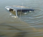 В Астрахани машина опрокинулась в канал