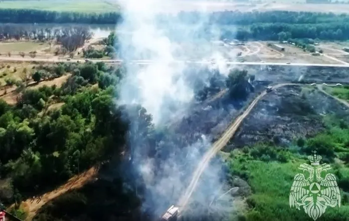 Большой ландшафтный пожар на юге Астраханской области ликвидировали за час до полуночи