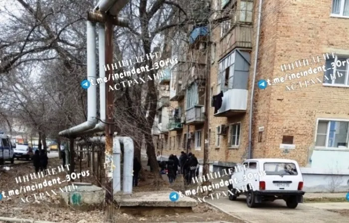 Сегодня в Астрахани находившийся подшофе 43-летний мужчина насмерть разбился, выпав  с балкона третьего этажа