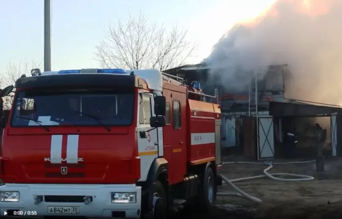 В Астрахани тушили крупный пожар, в котором горели жилой дом с хозпостройками 