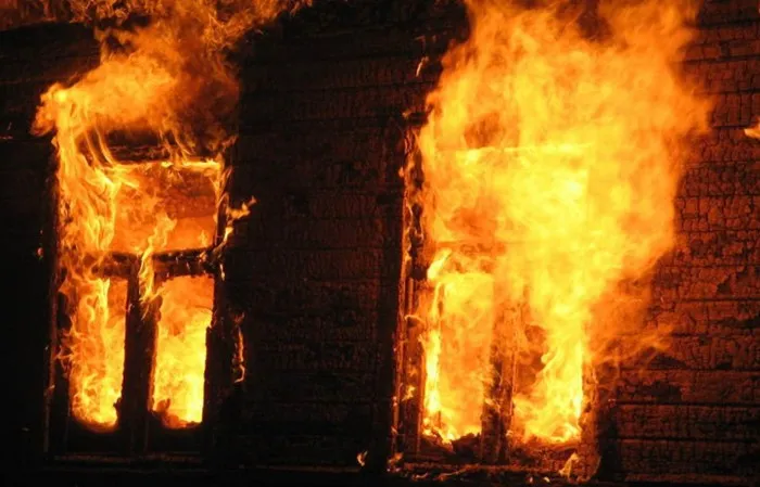 Вечером в Астрахани полтора часа горел частный дом