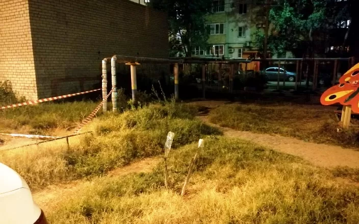 В Астрахани на детской площадке возник провал с кипятком
