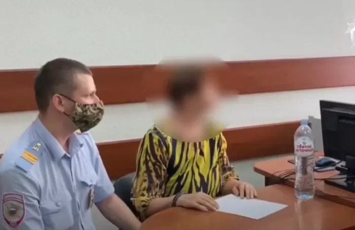 Астраханские следователи обнародовали видео с места обнаружения тела 12-летнего мальчика и допроса его матери, подозреваемой в убийстве