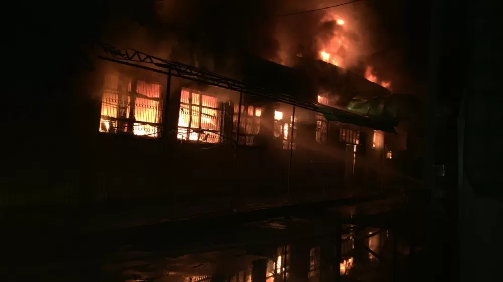 Крупный пожар в Астраханской области: горит крытый рынок в Ахтубинске (ВИДЕО)