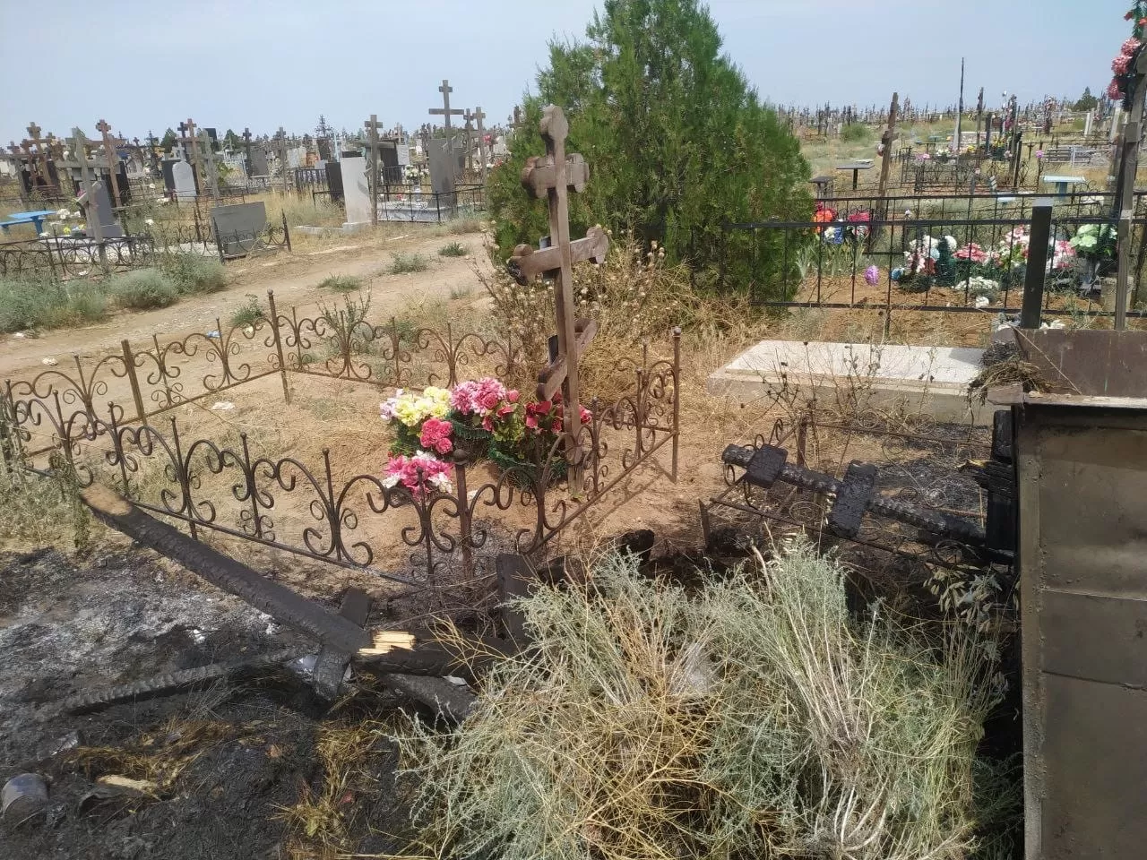 На астраханском кладбище сгорели кресты на могилах