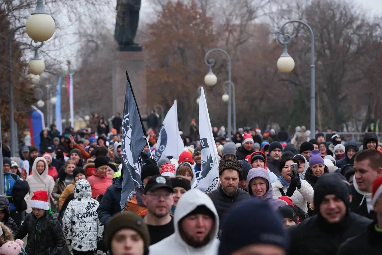 Тысяча астраханцев собрались на площади Ленина в первый день нового года