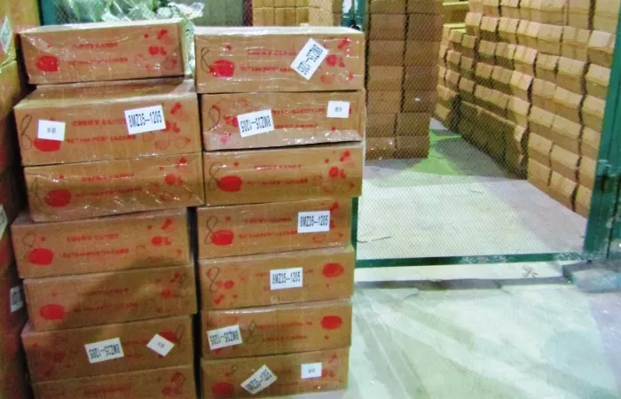 Астраханская таможня не пропустила из Казахстана 16 тонн сюрпризных яиц и жевательной резинки