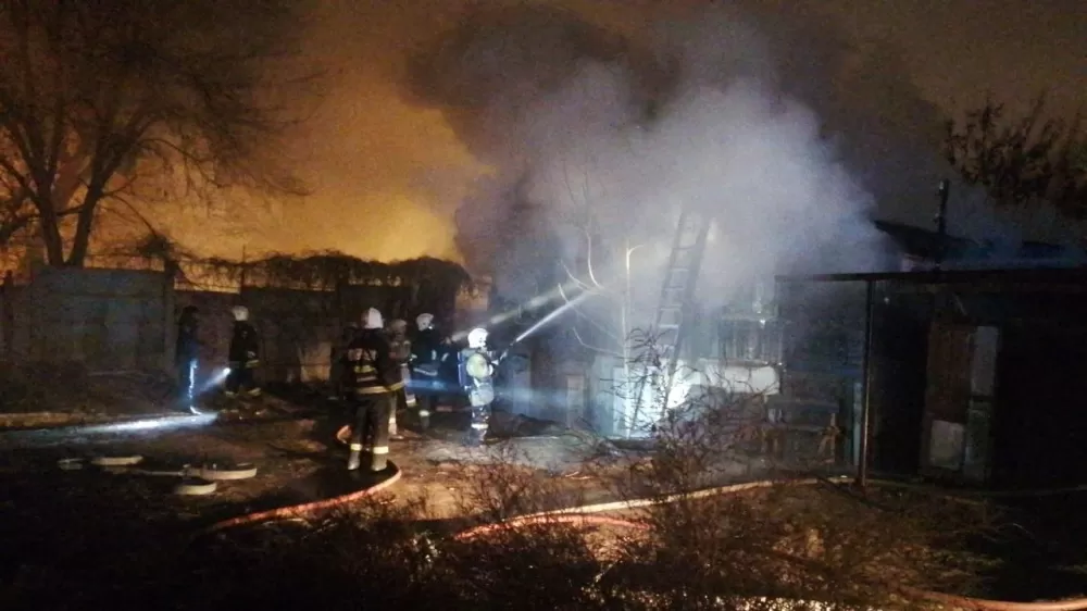 В Астрахани ранним утром сгорел жилой дом