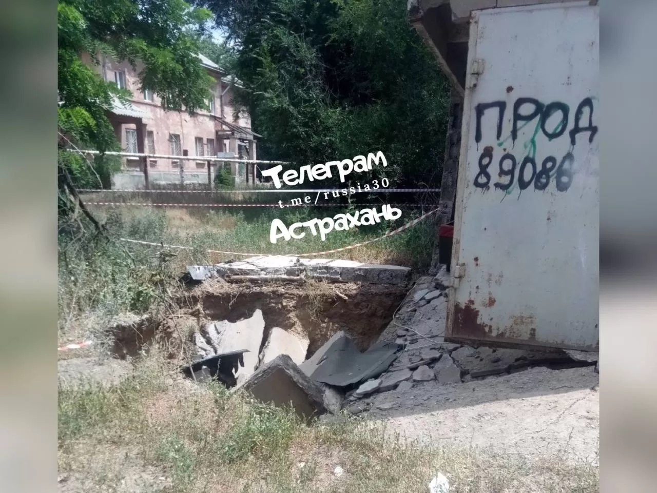 В Астрахани возле жилого дома под землю провалился гараж