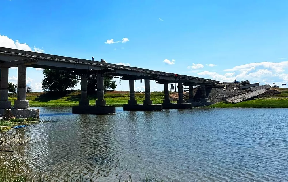 Капитальный ремонт моста в Харабалинском районе завершат в следующем году