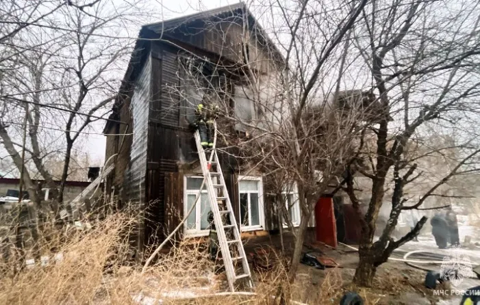 В Астрахани почти четыре часа тушили двухэтажный жилой дом