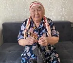 84-летняя астраханка вяжет теплые носки для бойцов на передовой