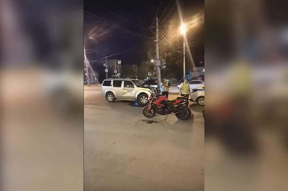 На перекрёстке в Астрахани произошло лобовое ДТП с мотоциклом