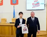 16 юных астраханцев получили паспорта из рук спикера облдумы Игоря Мартынова