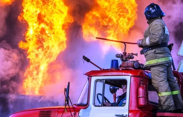 Воскресные пожары в Астрахани порядком повредили пункт автосервиса и катер