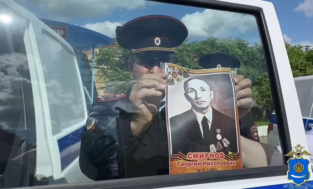 Астраханские полицейские заступили на службу вместе с «Бессмертным полком»