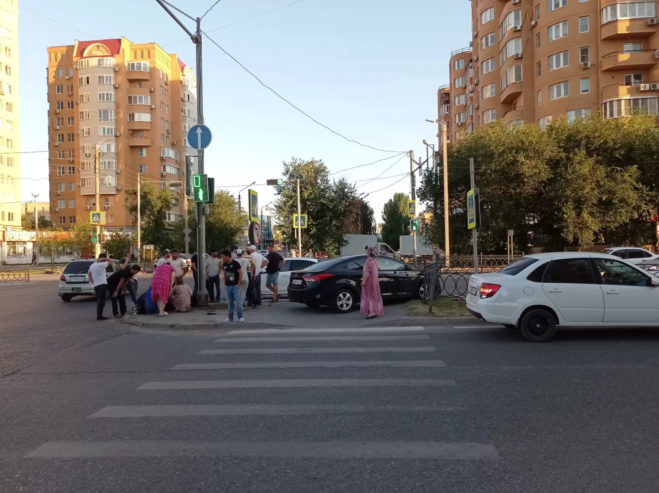 В Астрахани на перекрёстке во время аварии пострадала женщина