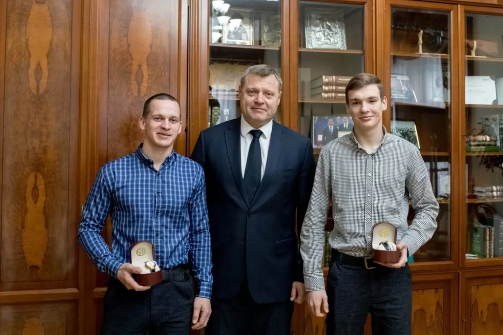 В Астрахани наградили юношей, которые спасли людей